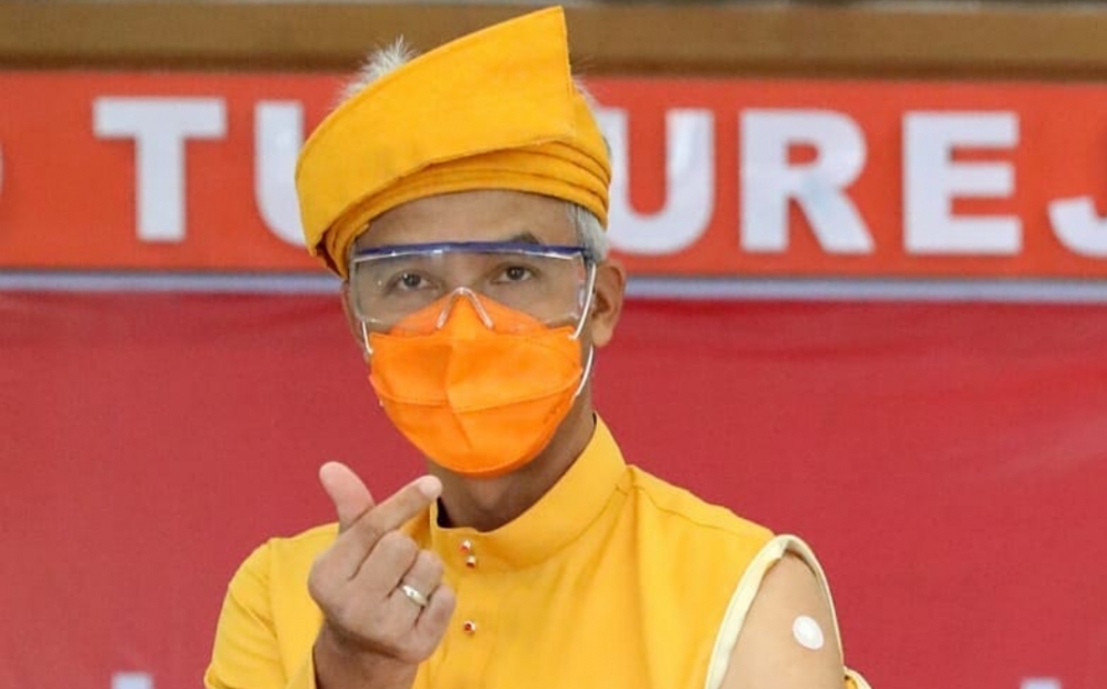 Viral, Ganjar Pranowo Pakai Baju Melayu Saat Vaksinasi Corona