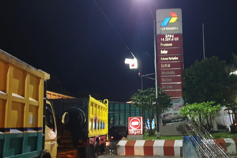 Buntut Pengurangan Kuota BBM Subsidi di Riau, Truk Antri Panjang di SPBU