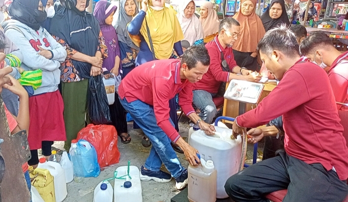 Operasi di Pasar Baru Panam, Disperindagkop UKM Riau Salurkan 7,5 Ton Migor Murah