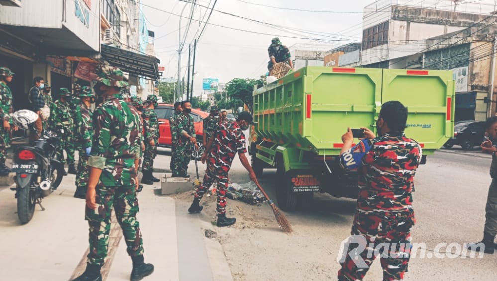 Atasi Penumpukan Sampah Kota Pekanbaru, TNI, Satpol-PP dan Laskar Merah Putih Turun Tangan, Ternyata Ini Penyebabnya