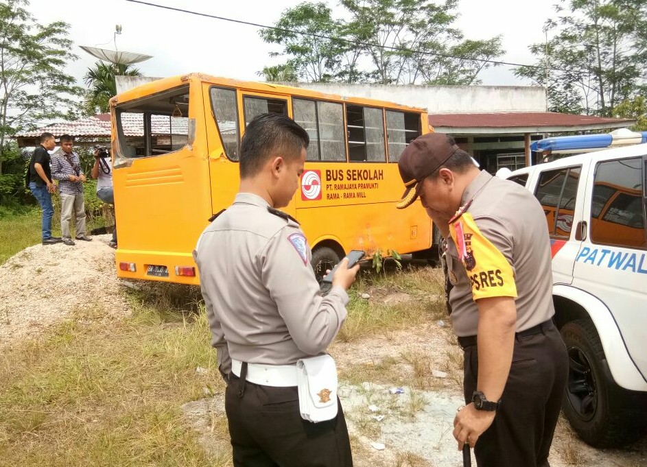 Bus Sekolah Milik Grup Sinarmas Terbalik di Desa Bukit Payung