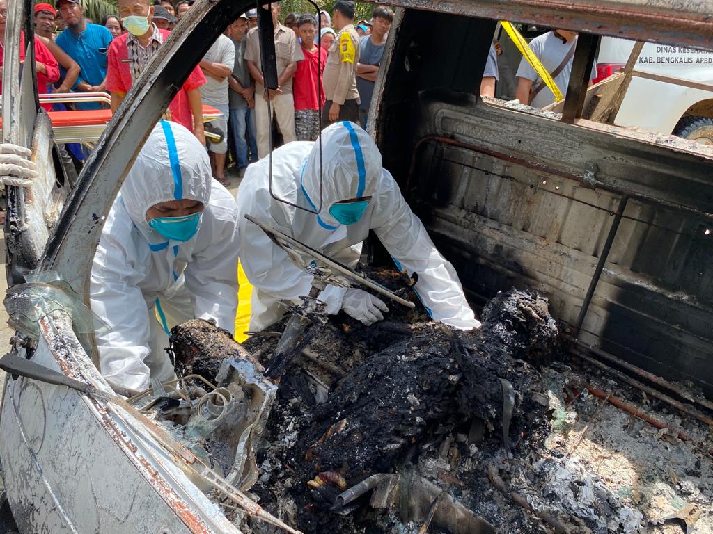 Mobil Pick-up Hangus di Pinggir Jalan Bengkalis, Pengemudi Tewas Terbakar