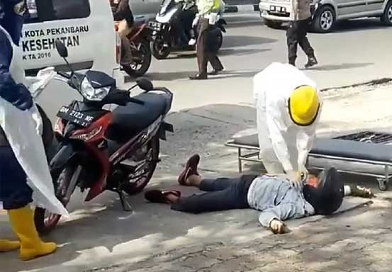Tergeletak di Pinggir Jalan Tambusai Pekanbaru, Pria Ini Dievakuasi Tim Berpakaian APD Lengkap