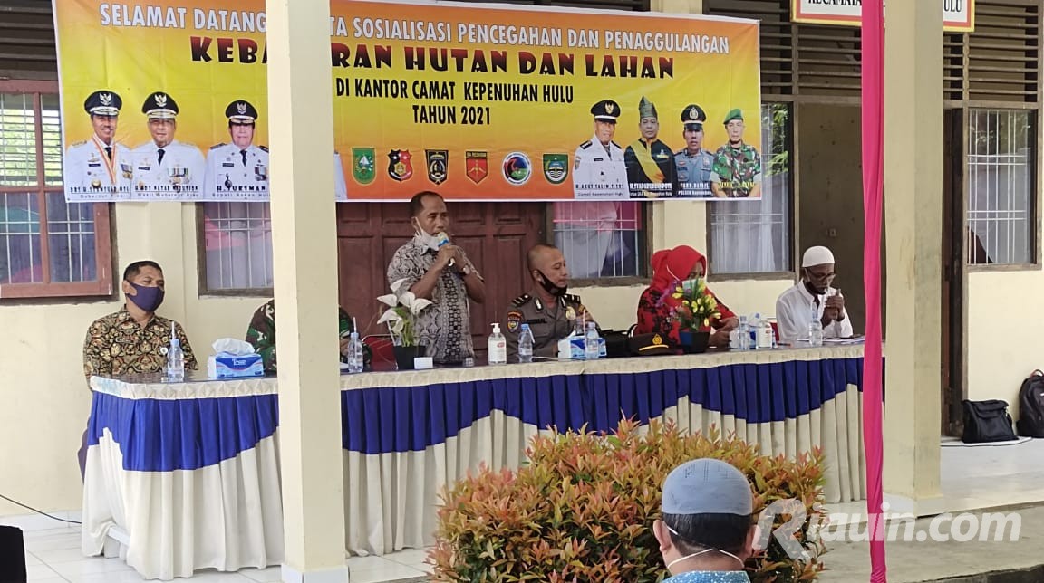 Camat Kepenuhan Hulu Rohul Sosialisasi Bahaya Karhutla dan Covid-19
