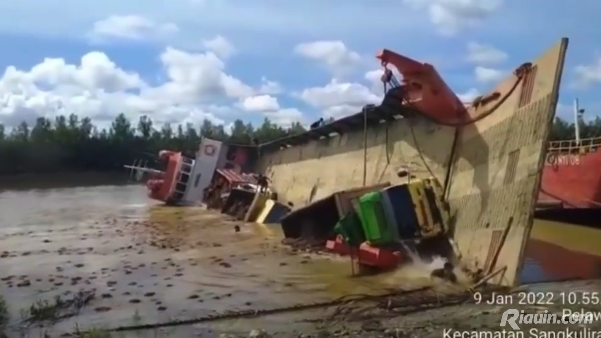 Kapal Penyeberangan Terbalik, 6 Truk Penuh Sawit Masuk Sungai