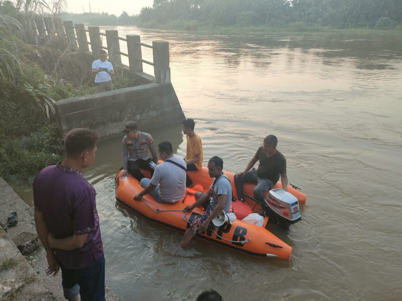 Terpeleset saat Buang Air Kecil, Bocah 4 Tahun Hilang di Sungai Kampar