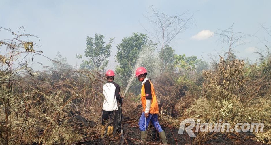 Komunitas Bhayangkara Jip Community Inhu Ikut Padamkan Karhutla di Kuala Cenaku