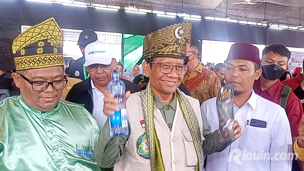 Gunakan Tanjak, Mahfud MD Resmikan Bazar UMKM di Pekanbaru