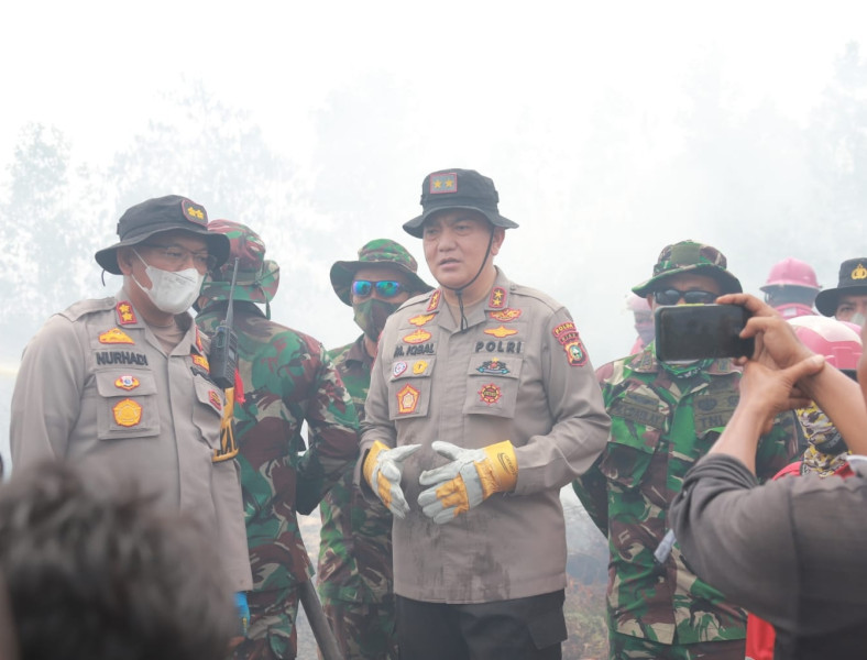 Turut Berjibaku Padamkan Karhutla, Kapolda Riau: Tindak Tegas Pelakunya!