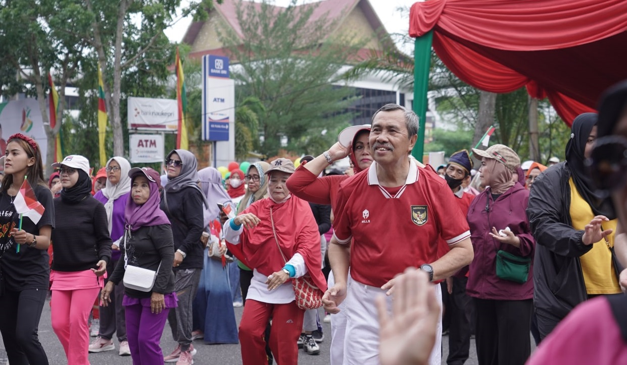 Semarak Hari Jadi Ke-65 Riau, Gubri Syamsuar Senam Bersama Ribuan Masyarakat