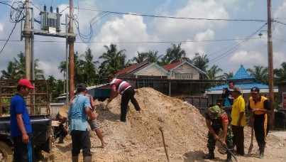 Bersama Warga, Babinsa Koramil Tempuling Perbaiki Jalan Rusak