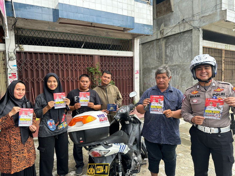 Petugas BPKB Delivery Ditlantas Polda Riau Sosialisasikan Cooling System Pemilu Damai 2024