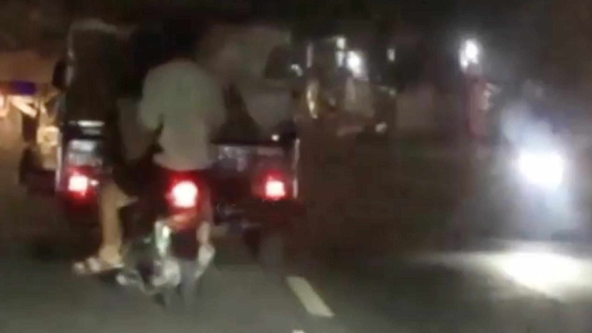 2 Pria Bermotor Gasak Telor dari Mobil Pick-up, Beraksi ala Bajing Loncat