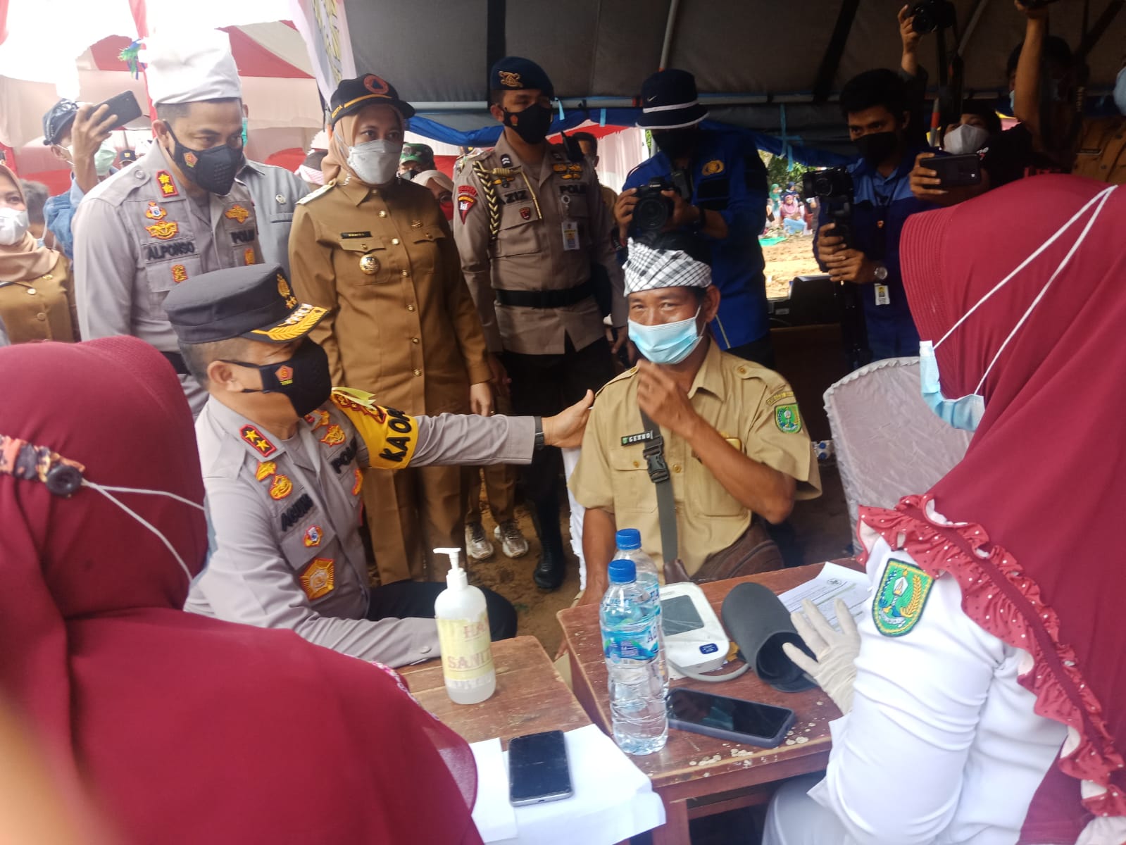 Kapolda Riau Tinjau Vaksinasi Covid-19 di Suku Talang Mamak