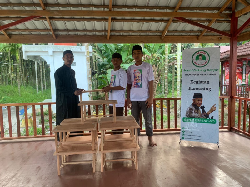 Santri Dukung Ganjar Berikan Bantuan Puluhan Meja Mengaji ke Rumah Tahfiz Reteh Inhil, Riau