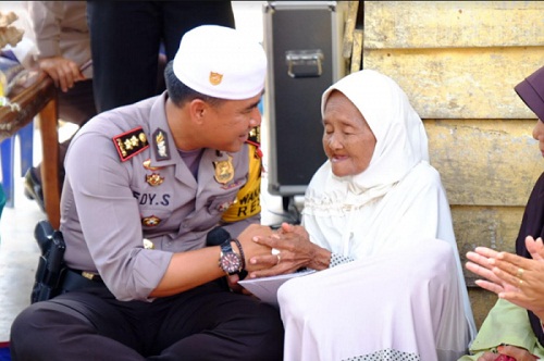 Nenek Roslaini Terharu Disambangi Jum'at Barokah Polresta Pekanbaru