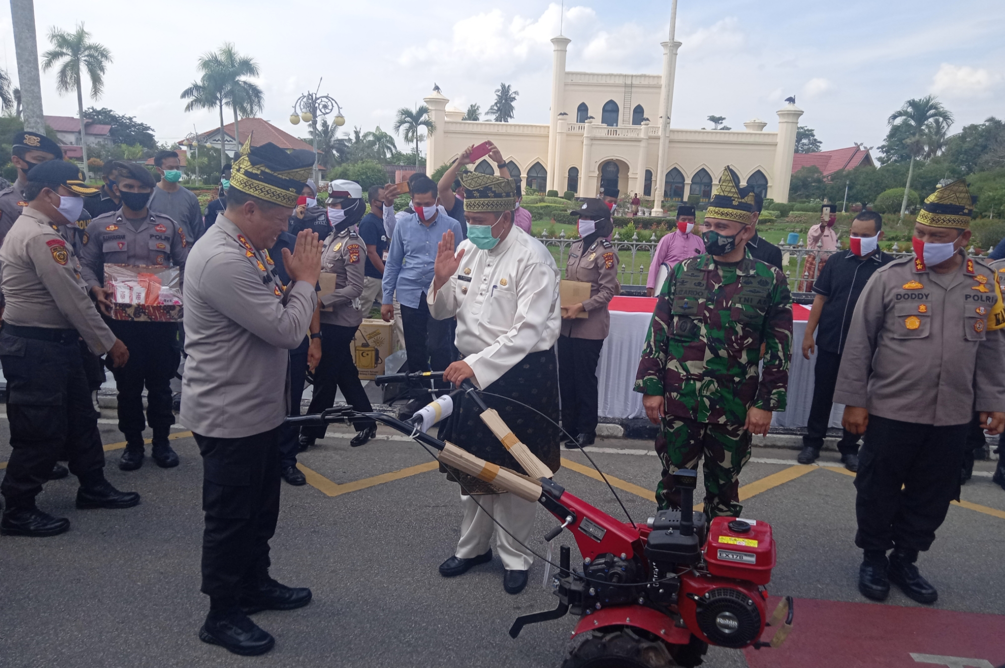 Bagikan 1.300 Paket Sembako, Kapolda Riau juga Canangkan Jaga Kampung di Siak