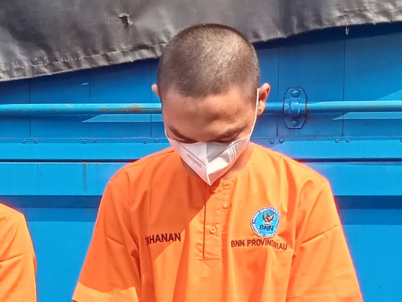 Selundupkan Sabu dalam Sepatu, Pria Ini Ditangkap di Bandara Pekanbaru