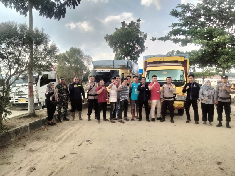 Pleno Usai, Polsek Pujud Kawal Pengiriman Logistik Pemilu ke  Gudang KPU Rohil