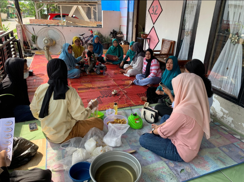KKN Muhammadiyah Pekanbaru Bantu PKK Mundam Kembangkan Produk Sabun Cuci Piring