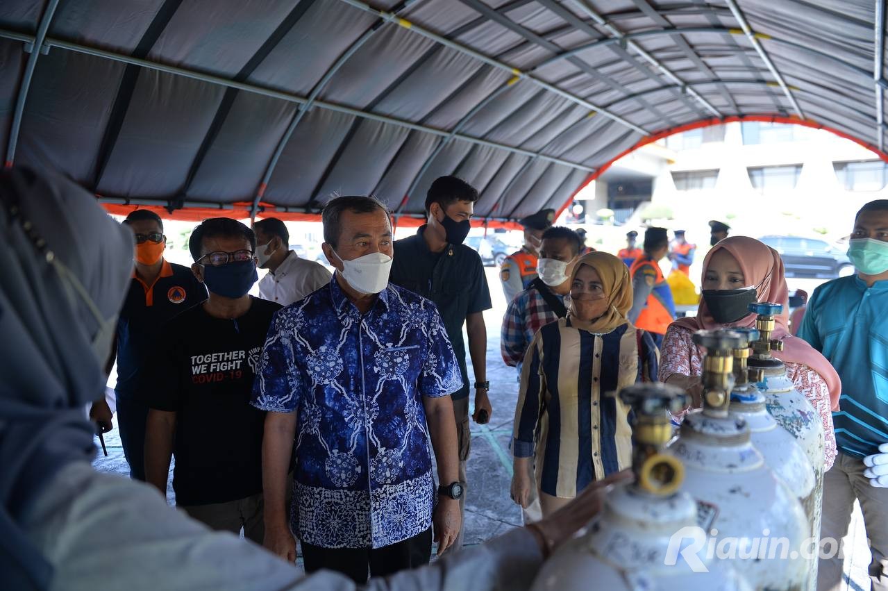 Bantu Rumah Sakit di Kota Pekanbaru, Gubri Tinjau Bongkar Muat Tabung Gas Oksigen