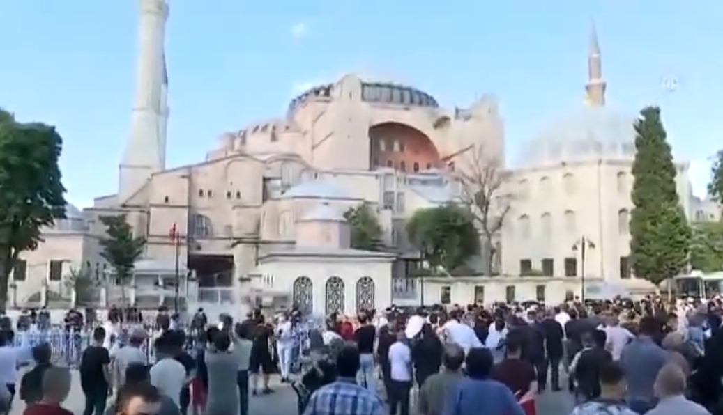 Detik-detik Suara Azan Terdengar Kembali dari Masjid Hagia Sophia, Ratusan Warga Abadikan Momen