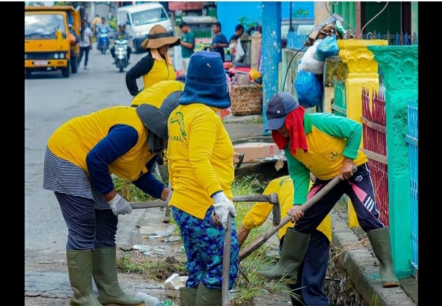 Dinas PUPR Pekanbaru Bersihkan Parit Sepanjang Jalan Puyuh untuk Antisipasi Banjir