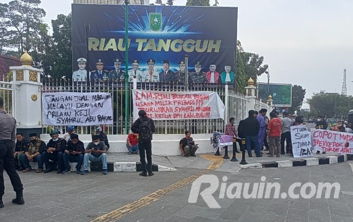 Demo AMPM2 di Depan Kantor Gubernur, Desak Ketua DPH LAM Riau Mundur