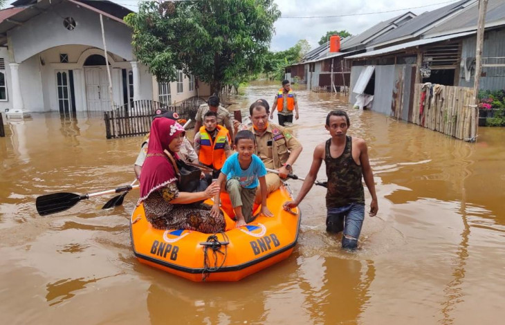 Musibah Banjir di Inhil, Gubri Serahkan Bantuan 10 Ton Beras