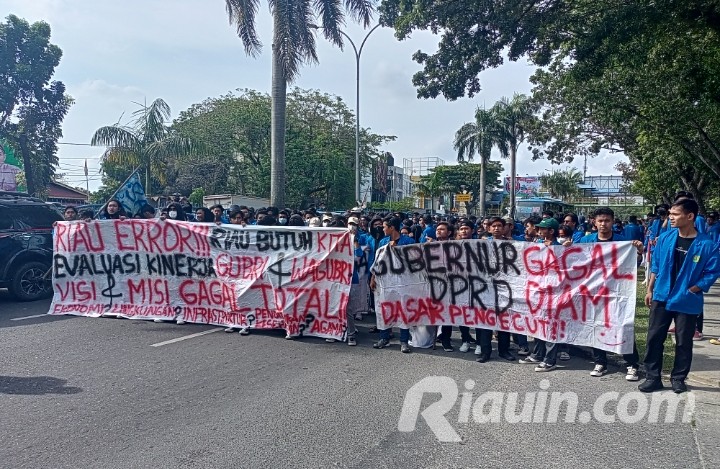 Ratusan Mahasiswa UIR Demo di Depan DPRD Riau, Ini Tuntutannya