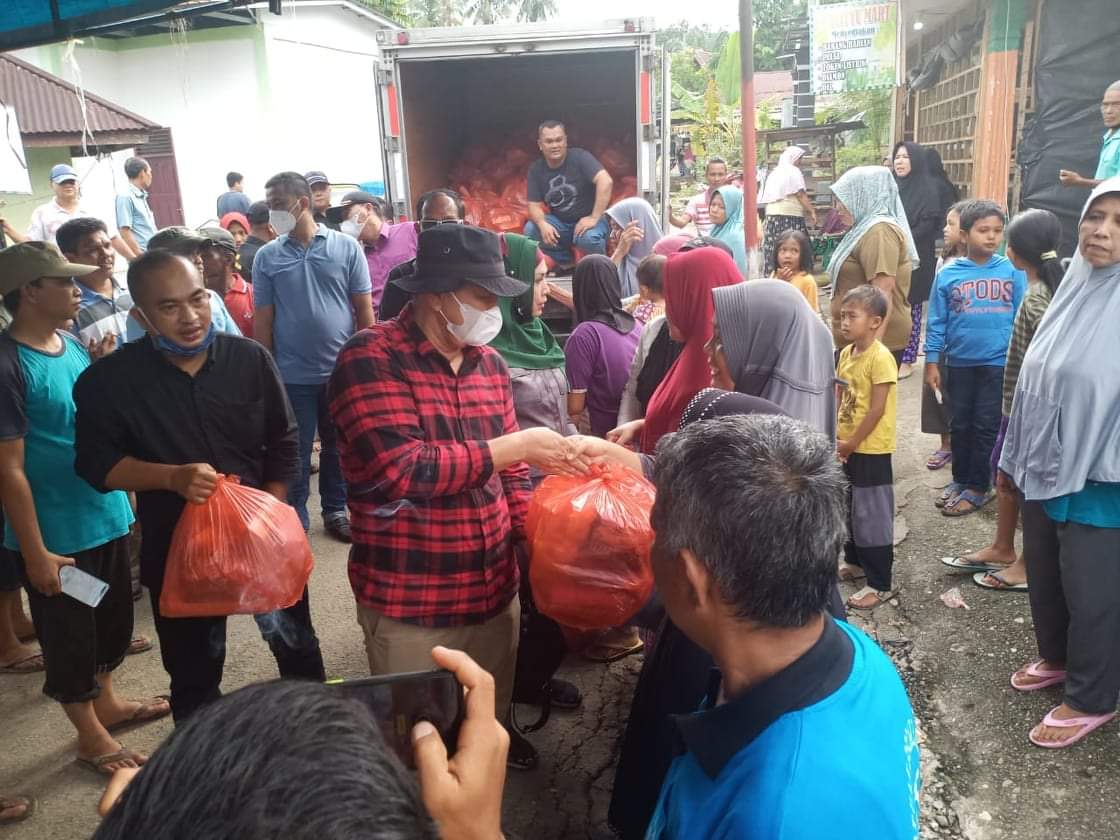 Bagana PDIP Riau Serahkan 200 Sembako pada Korban Banjir Rohul