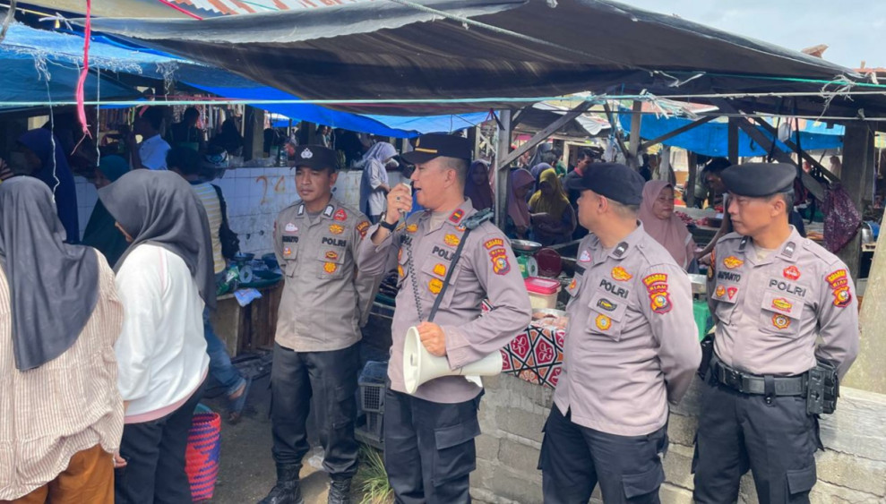 Blusukan ke Pasar Tradisional, Kapolsek Lubuk Batu Jaya Sampaikan Pesan Pilkada Damai