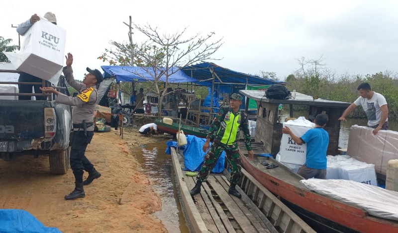Tiga Jam Arungi Sungai, Polisi Kawal Pengiriman Logistik Pemilu ke Air Hitam