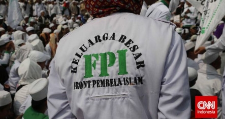 Jelang Solat Subuh, Ketua FPI Pekanbaru Dijemput Polisi
