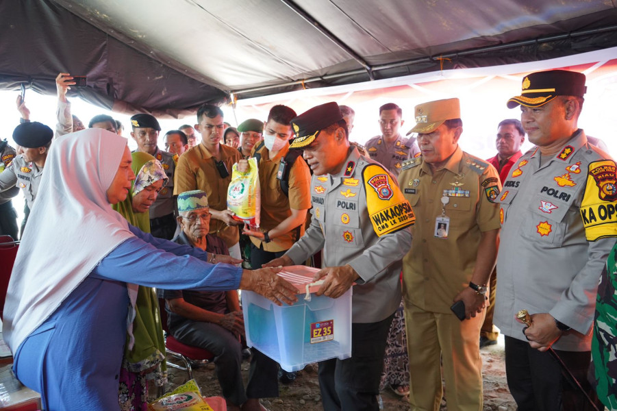 Banjir di Rohul, Wakapolda Serahkan Bantuan ke Warga Terdampak