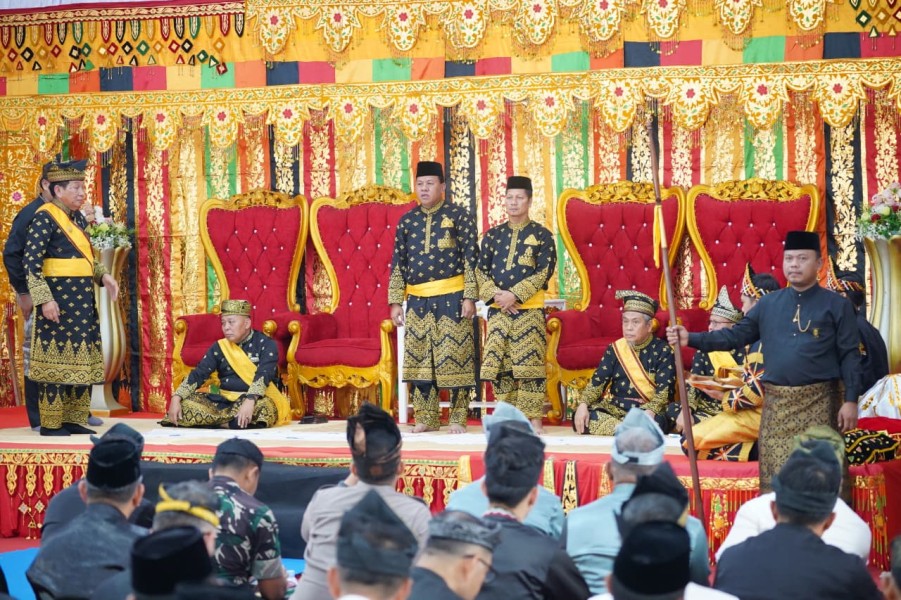 Bupati dan Wabup Kuansing Resmi Sandang Gelar Adat dari LAM Kuansing