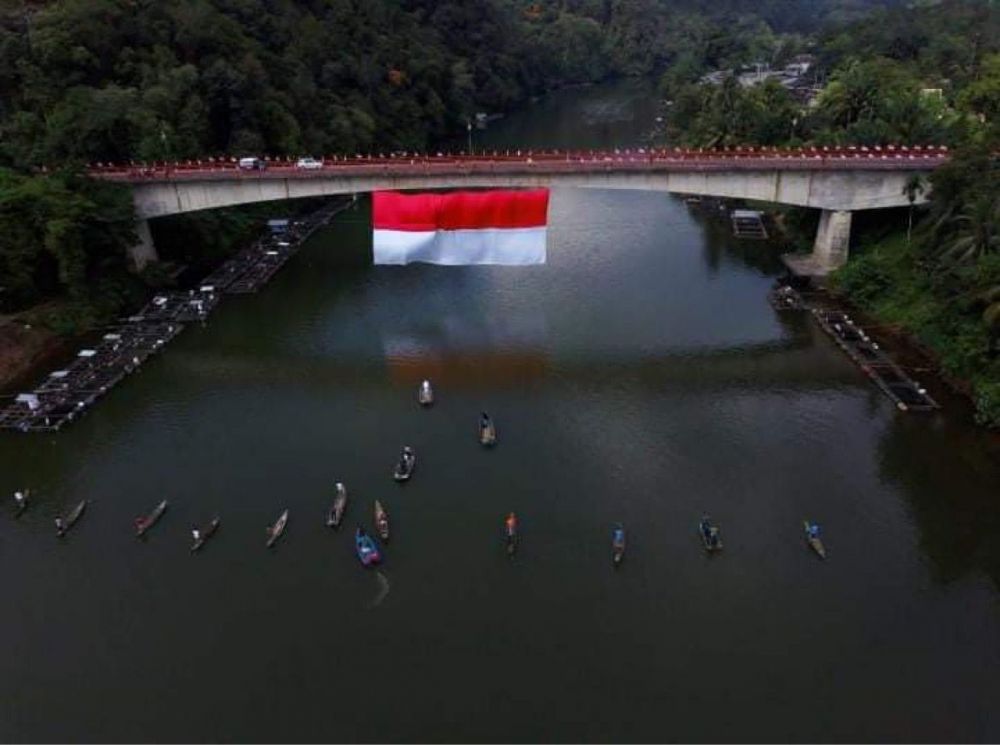 Sempena 77 Tahun Kemerdekaan RI, Bendera Raksasa Dipasang di Jembatan Rantau Berangin