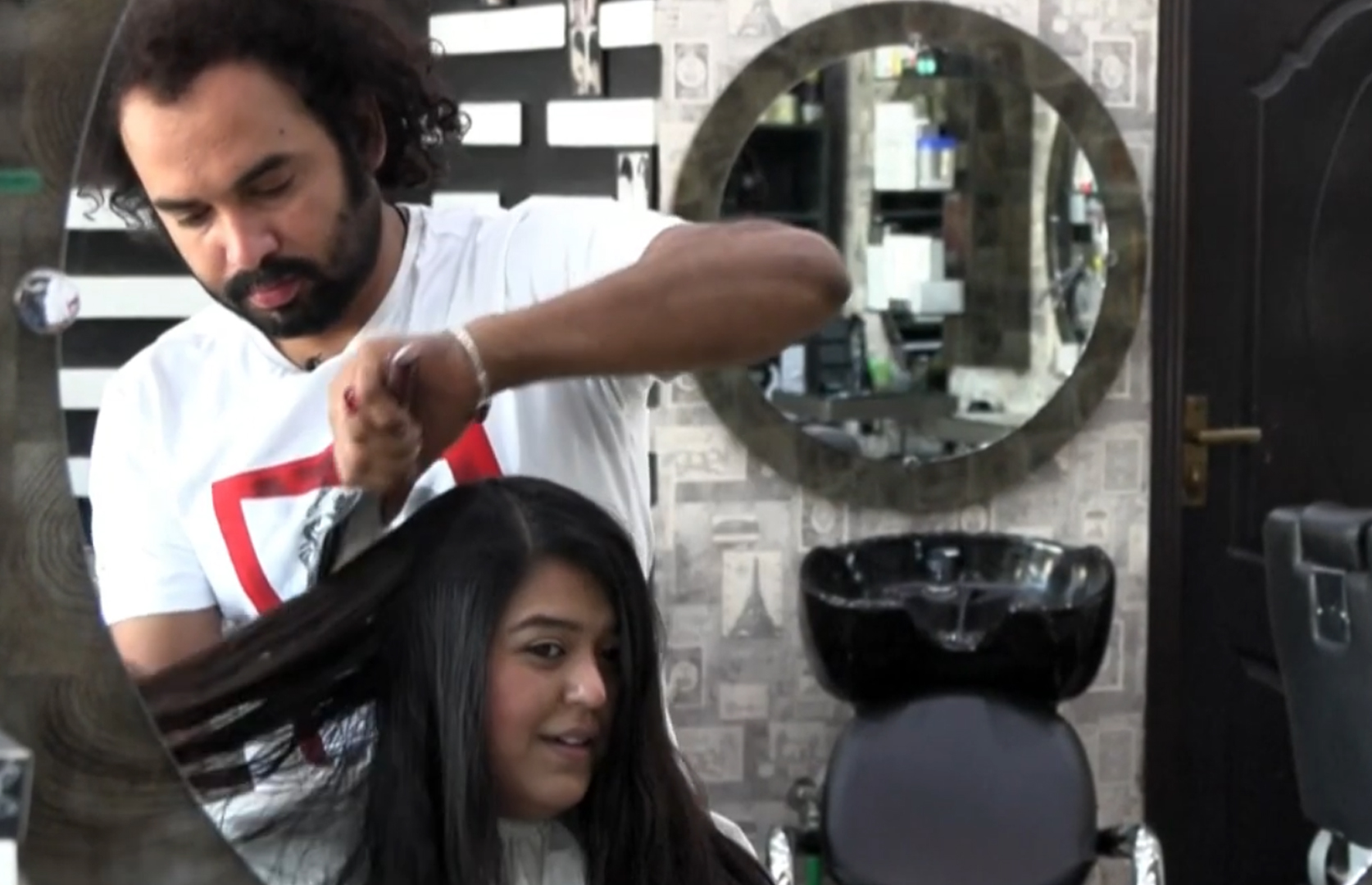 Pria di Pakistan Mencukur Rambut dengan Cara Unik