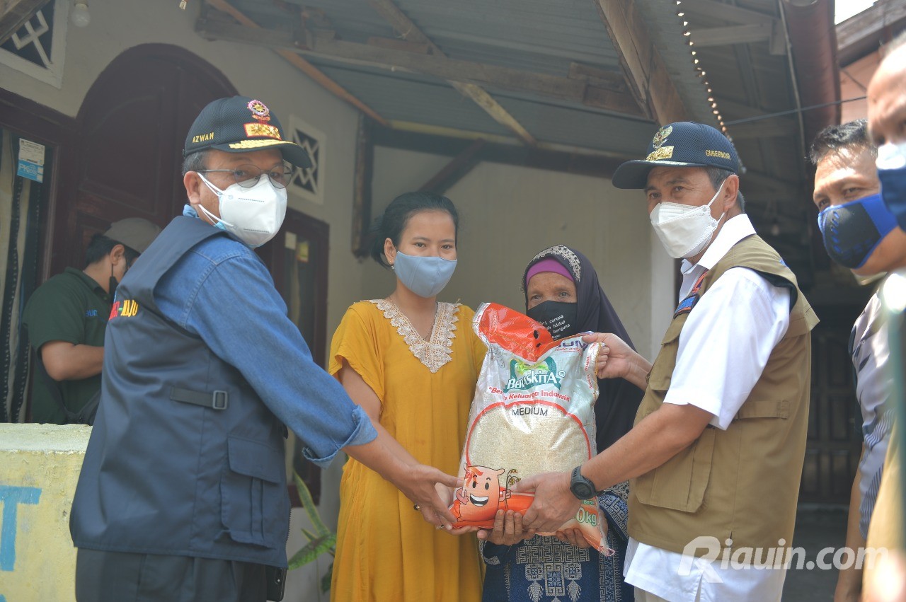 Bantu Warga Dimasa Pandemi, Gubri Salurkan Beras PKM PKH di Kelurahan Cinta Raja Pekanbaru