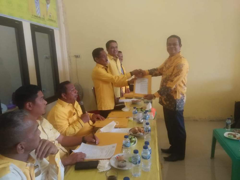 Hadapi Pemilu 2024, Ketua DPD Golkar Rohul Serahkan SK Pengurus Kecamatan