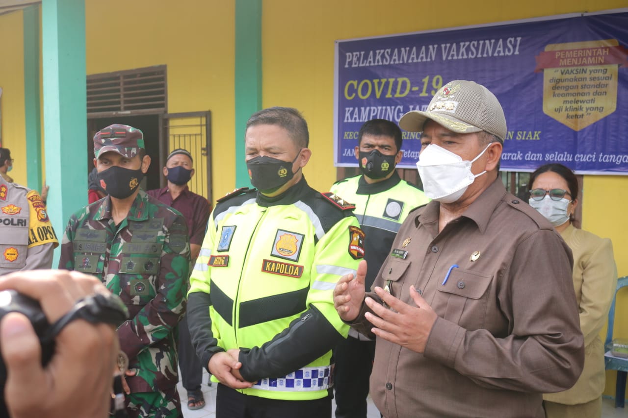 Bupati Siak dan Kapolda Riau Tinjau Vaksinasi Warga Jati Mulya