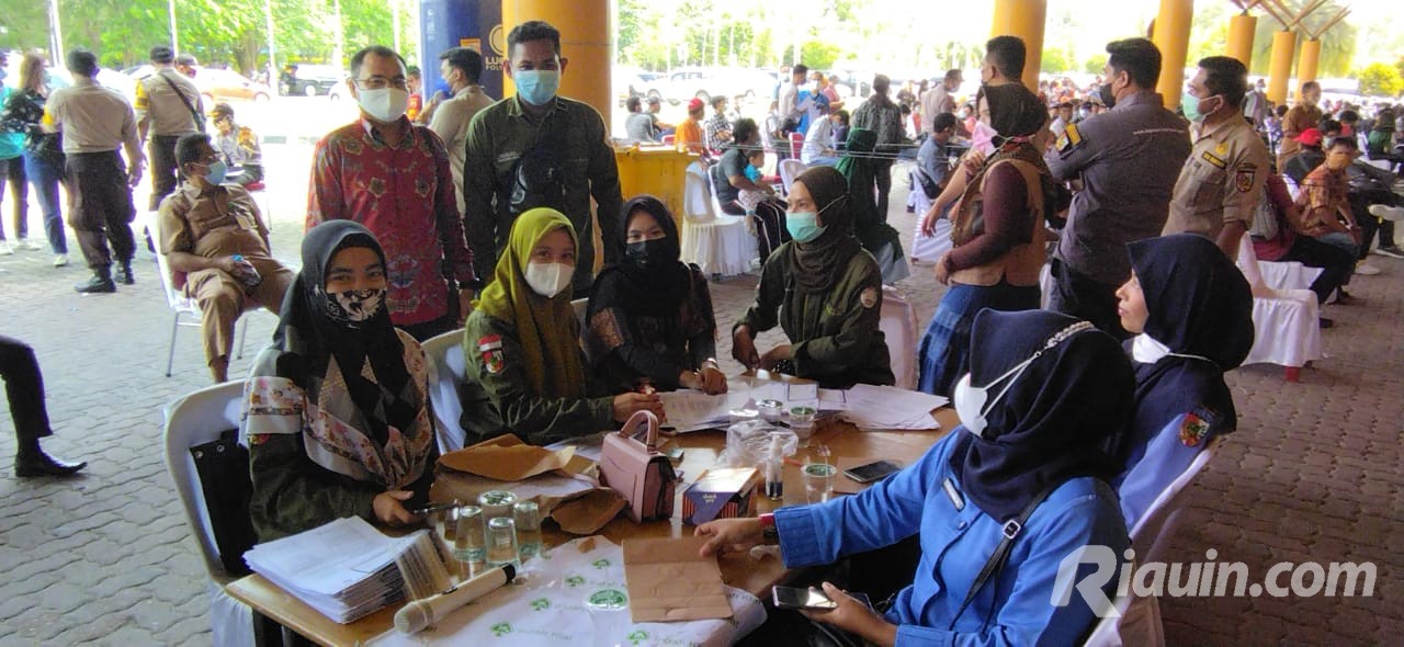 Bantu Pemko Pekanbaru, Mahasiswa Unilak Jadi Relawan Vaksinasi Covid-19  