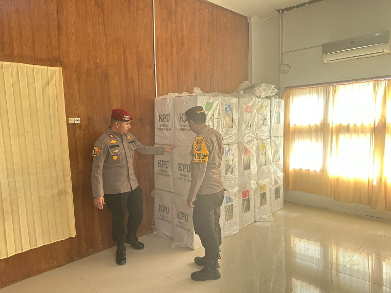 Pencoblosan Usai, Polsek Batu Hampar Kawal Pengiriman Kotak Suara dari PPS ke Sekretariat PPK