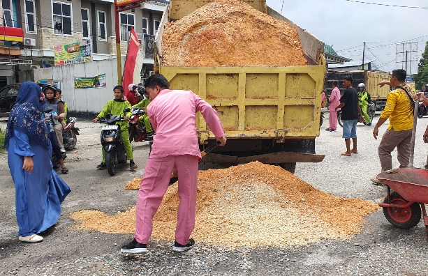 Aksi Solidaritas Pelajar SMK di Pekanbaru Perbaiki Jalan Cipta Karya yang Rusak Parah