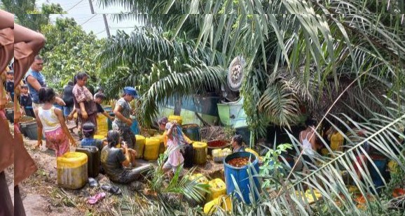 Rem Blong, Truk CPO Terguling di Bengkalis, Warga Kerumuni Tumpahan Minyak
