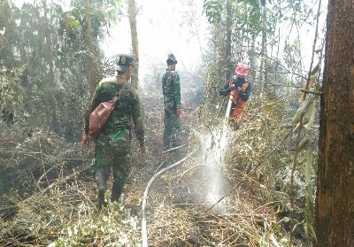 Danramil 07/Kampar Turun Padamkan Titi Api di Desa Rimbo Panjang
