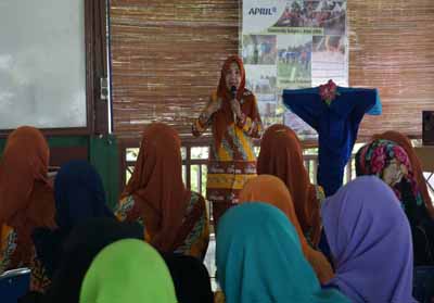 Puluhan Ibu-ibu PKK dari 4 Kabupaten di Riau Antusias Belajar Membatik