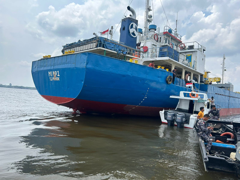 Tim SAR Cari Kru Kapal KM MI01 yang Jatuh ke Laut di Perairan Meranti