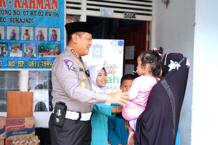 Sosialisasi Pemilu Damai, Ditlantas Polda Riau Serahkan Bantuan ke Panti Asuhan