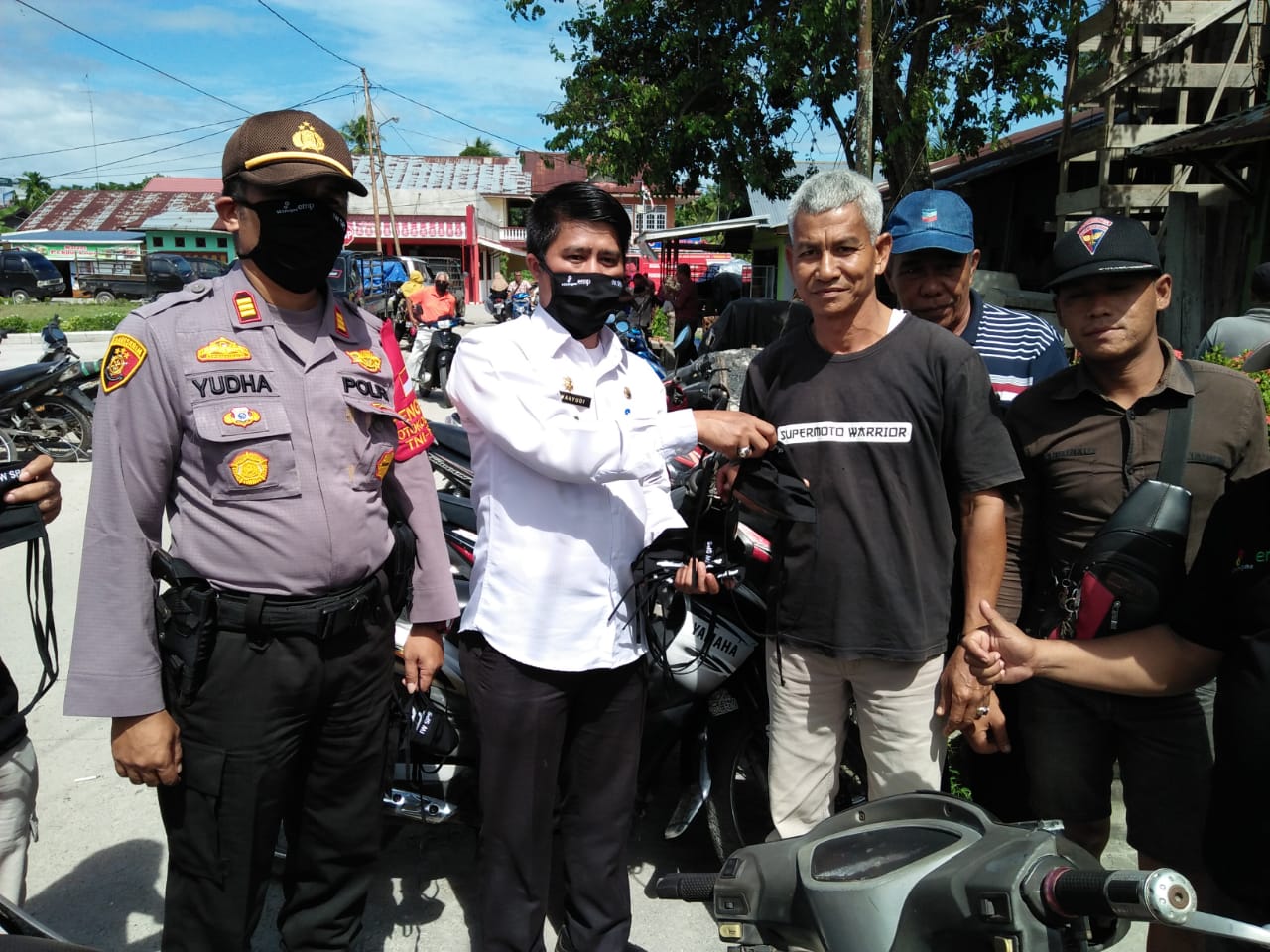 Sosialisasi New Normal, 800 Masker Dibagikan EMP Malacca Strait Bersama Upika kepada Warga Sungai Apit